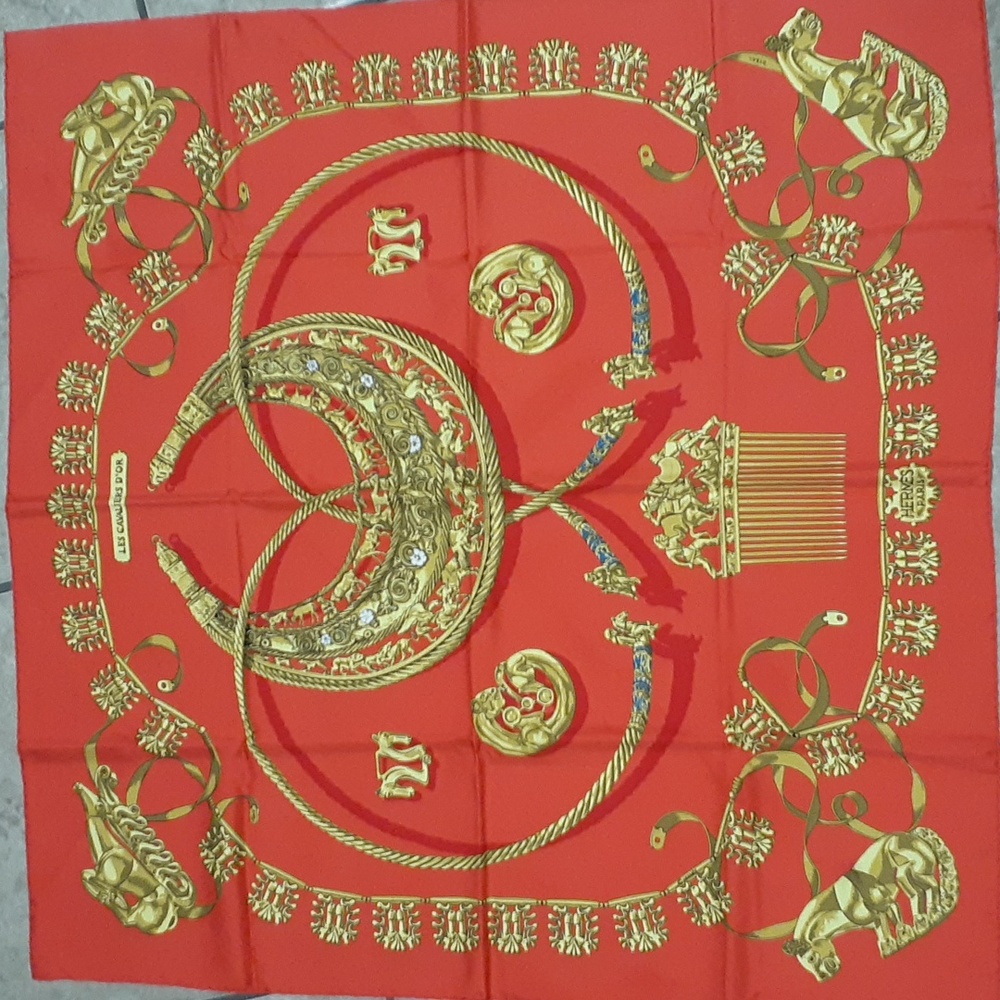 RARE Authentic Hermes Scarf - LES CAVALIERS D'OR - Carre 90 - Nice! With Box!